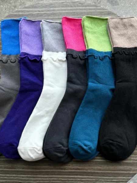 Leichte Damensocken mit Rüschen
