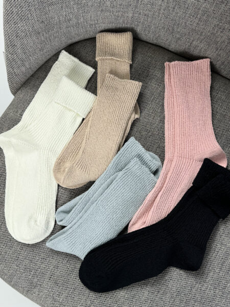 Set mit warmen, pastellfarbenen Socken