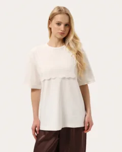 T-Shirt in Milchfarbe mit weißer Spitze