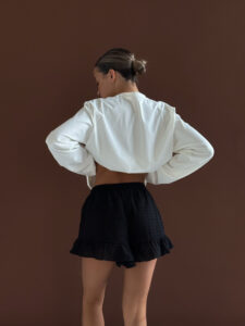 Schwarze Shorts mit Rüschen aus 100% Baumwolle