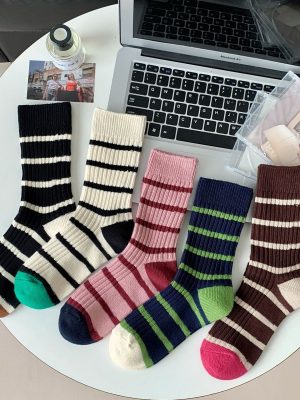 Set aus warmen Socken mit bunten Streifen