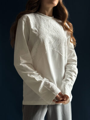Oversize-Langarmshirt in Milchfarbe mit Spitzenbesatz auf der Brust