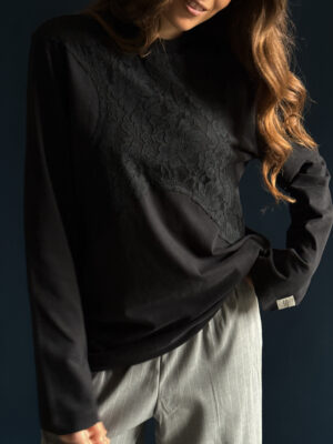 Schwarzes Oversize-Longsleeve mit Spitze auf der Brust