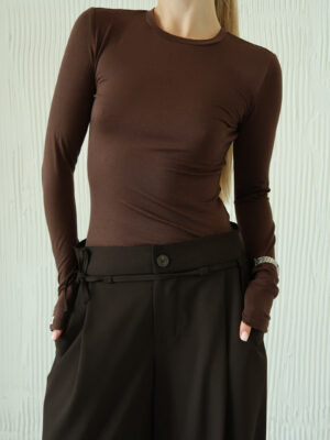 Schokoladenbraunes Slim-Fit-Langarmshirt aus Modal – ein essentielles Basic