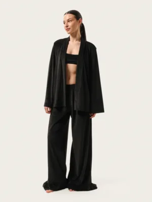 Schwarzes Samt-Set in drei Teilen: Hose mit Rüschen, Kimono und Top