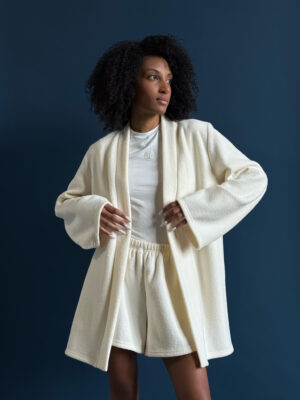 Dreiteiliges milchfarbenes Startseite-Set aus warmem Frottee: Kimono, T-Shirt und Shorts