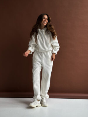 Milchfarbener Basic-Anzug aus Premium-Baumwolle mit Fleece-Futter