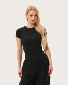 Schwarzes halbtransparentes Slim-T-Shirt