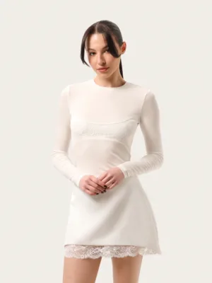 Milchfarbenes halbtransparentes Slim-Longsleeve aus Tencel mit Spitze auf der Brust