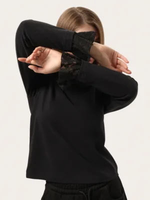 Schwarzes minimalistisches Longsleeve mit Spitze an den Ärmeln