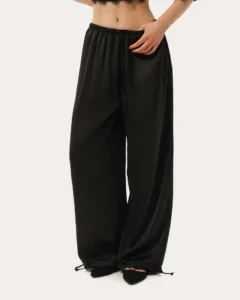 Schwarze Satinhose mit Bindebändern