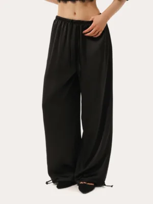 Schwarze Satinhose mit Bindebändern