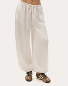Milchfarbene Satinhose mit Bindebändern