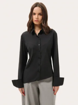 Schwarze taillierte Bluse mit asymmetrischem Saum