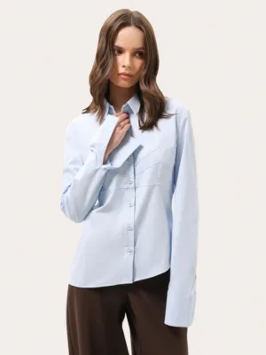 Hellblaue taillierte Bluse mit asymmetrischem Saum