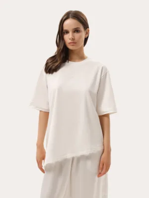 Milchfarbenes Kurzarmshirt mit asymmetrischem Spitzensaum
