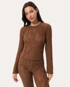 Karamellfarbenes Slim-Langarmshirt aus flauschiger strukturierter Spitze