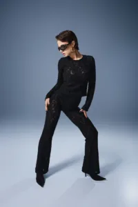 Schwarzes Slim-Langarmshirt aus flauschiger strukturierter Spitze