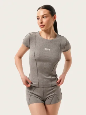 Graues Ripp-Set: Shorts und T-Shirt