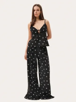 Schwarzer Musselin-Pyjama mit Herzchen: Top und Hose mit Rüschen