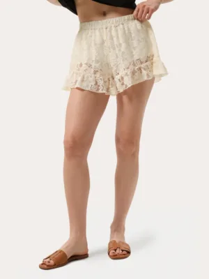Cremefarbene Spitzen-Shorts mit Rüschen