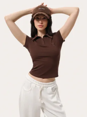 Schokoladenbraunes tailliertes Poloshirt