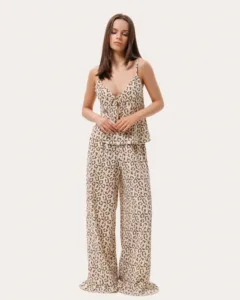 Beiger Musselin-Pyjama mit Leopardenmuster: Top und Hose mit Rüschen