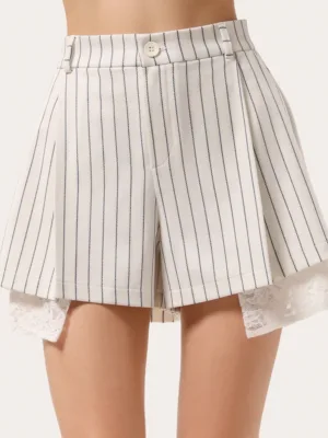 Gestreifte Mini-Shorts mit Spitzentaschen – Cremefarben
