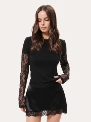 Figurbetonter, halbtransparenter Longsleeve mit Spitzenärmeln - Schwarz